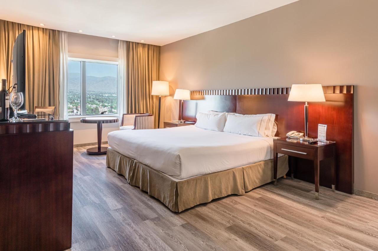 فندق ديبلوماتيك ميندوزا المظهر الخارجي الصورة A room at the Hilton Garden Inn in San Francisco
