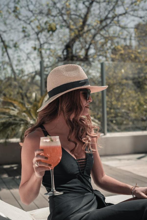 فندق ديبلوماتيك ميندوزا المظهر الخارجي الصورة A woman wearing a hat
