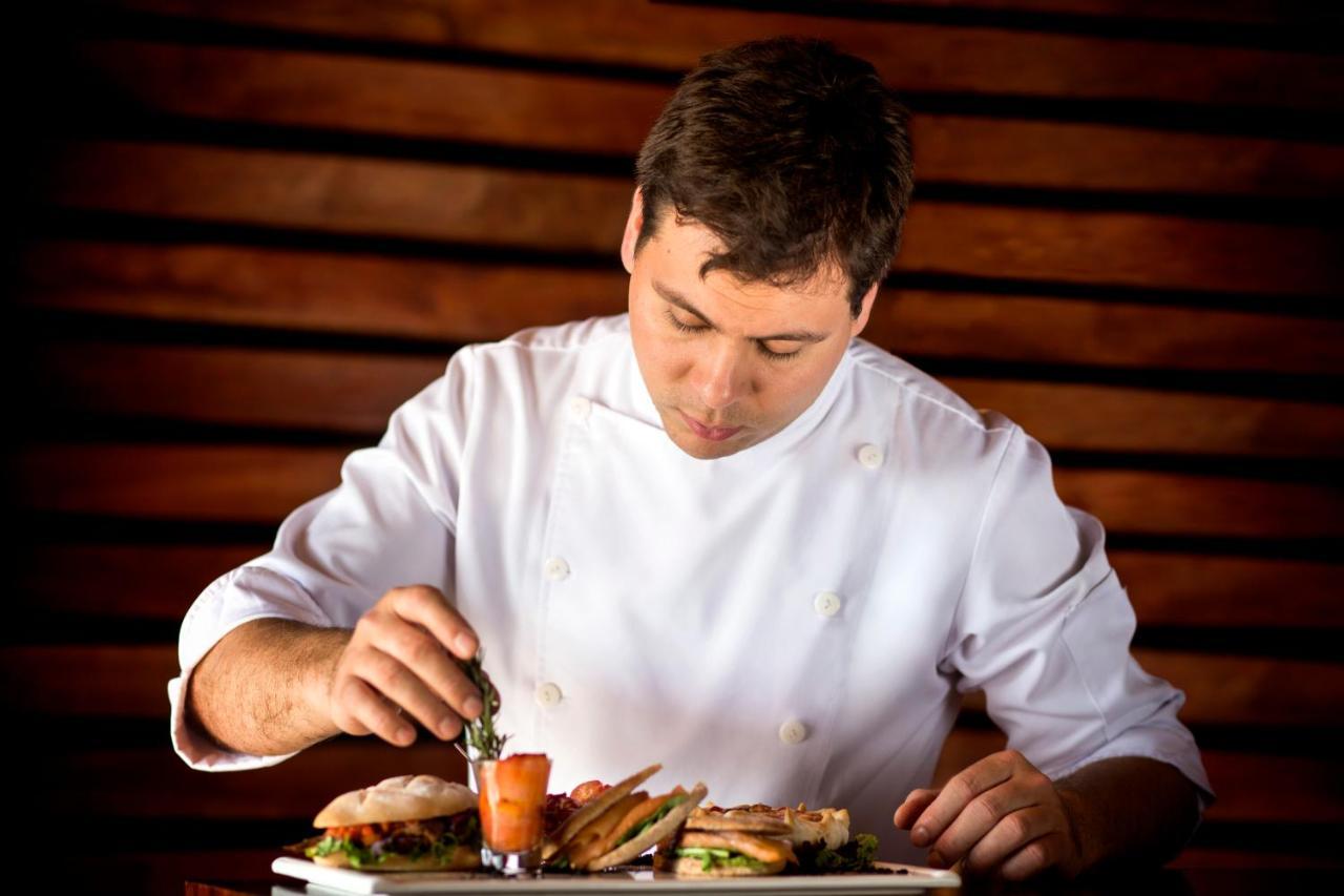 فندق ديبلوماتيك ميندوزا المظهر الخارجي الصورة A chef finishing a dish