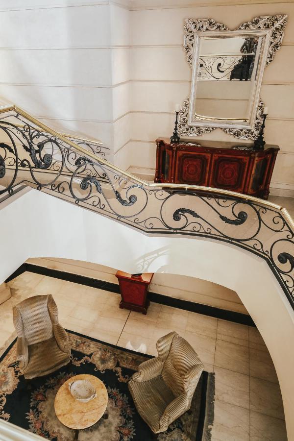 فندق ديبلوماتيك ميندوزا المظهر الخارجي الصورة Staircase