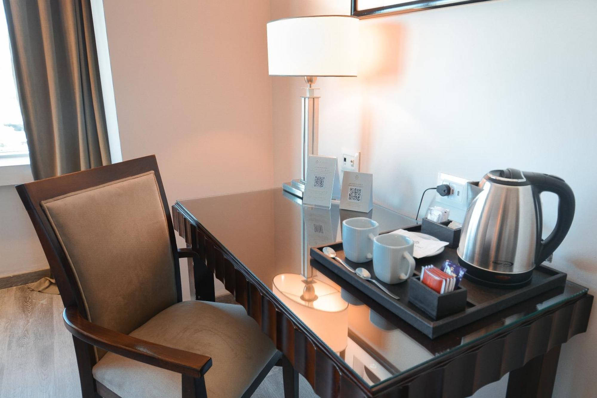 فندق ديبلوماتيك ميندوزا المظهر الخارجي الصورة A tea tray in a hotel room