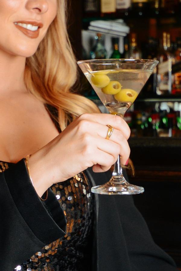 فندق ديبلوماتيك ميندوزا المظهر الخارجي الصورة A woman holding a martini