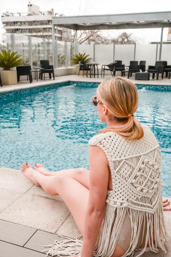 فندق ديبلوماتيك ميندوزا المظهر الخارجي الصورة A woman sitting by a pool